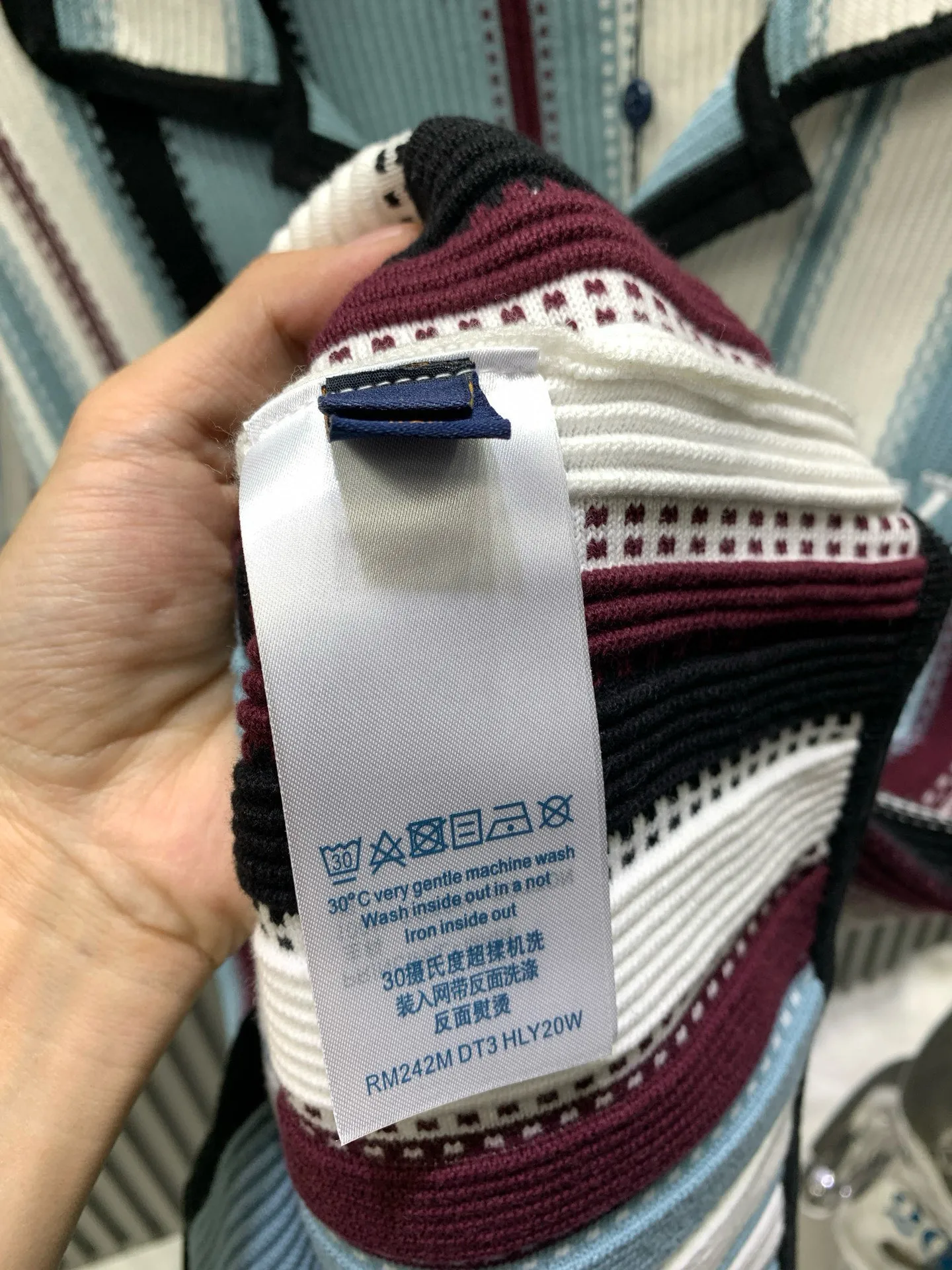 🅿️440 🀄️ Louis Vuitton Louis Vuitton 1v color block striped knitting. The original version was purchased for 15900 and developed. Custom-dyed 32-count double-ply combed cotton yarn. Used imported German (Stoll) 7 knitting machine custom-dyed yarn. Wool jacquard. Imported embroidery. Wool fermentation. Customized buttons. Customized trademark. Loose version. The original version is dyed and dyed. The color similarity is as high as 95%. The yarn is made of 2 strips of 260 combed cotton on the bottom + 5 strips of polyester + 1 strip of high-elastic stretch frame. The loom is a 14-needle STOLL machine imported from Germany. Each piece of fabric takes 390 minutes. Due to the particularity of this weave, the stability requirements of the machine are very high. Many machines cannot do it. The weaving time is very long. It is easy to have waste pieces when weaving the piece. The loss will be very large. The sewing plate is sewn with a 20-needle plate. In order to maximize the restoration effect, our large body fabric pieces are woven on an ultra-fine 16-needle flat machine. The whole piece of clothing has almost no knots. It is recommended to pair it with shorts of the same style.